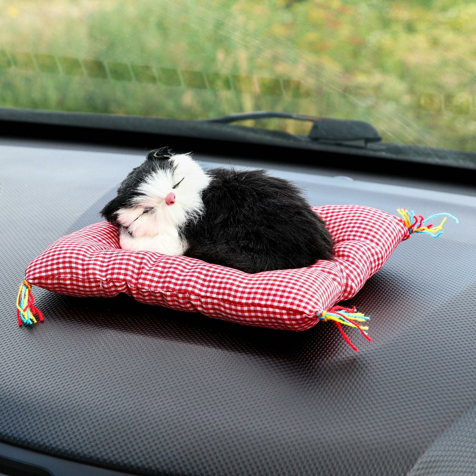 Игрушка на панель авто кошка на подушке черно-белый окрас (1шт.)
