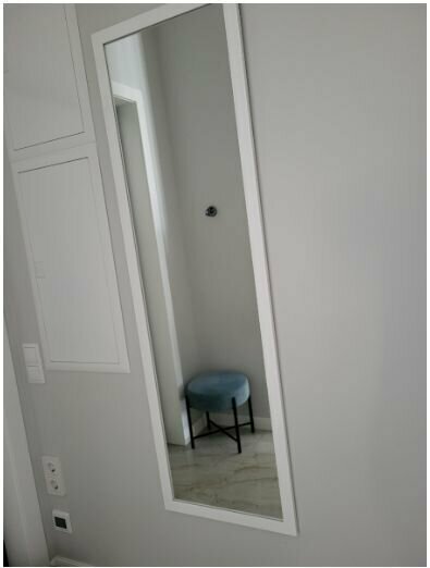 Настенное интерьерное зеркало в классической белой раме для спальни, гостиной и прихожей, в ванную комнату MIRROR MASTER, 700х950 мм - фотография № 10