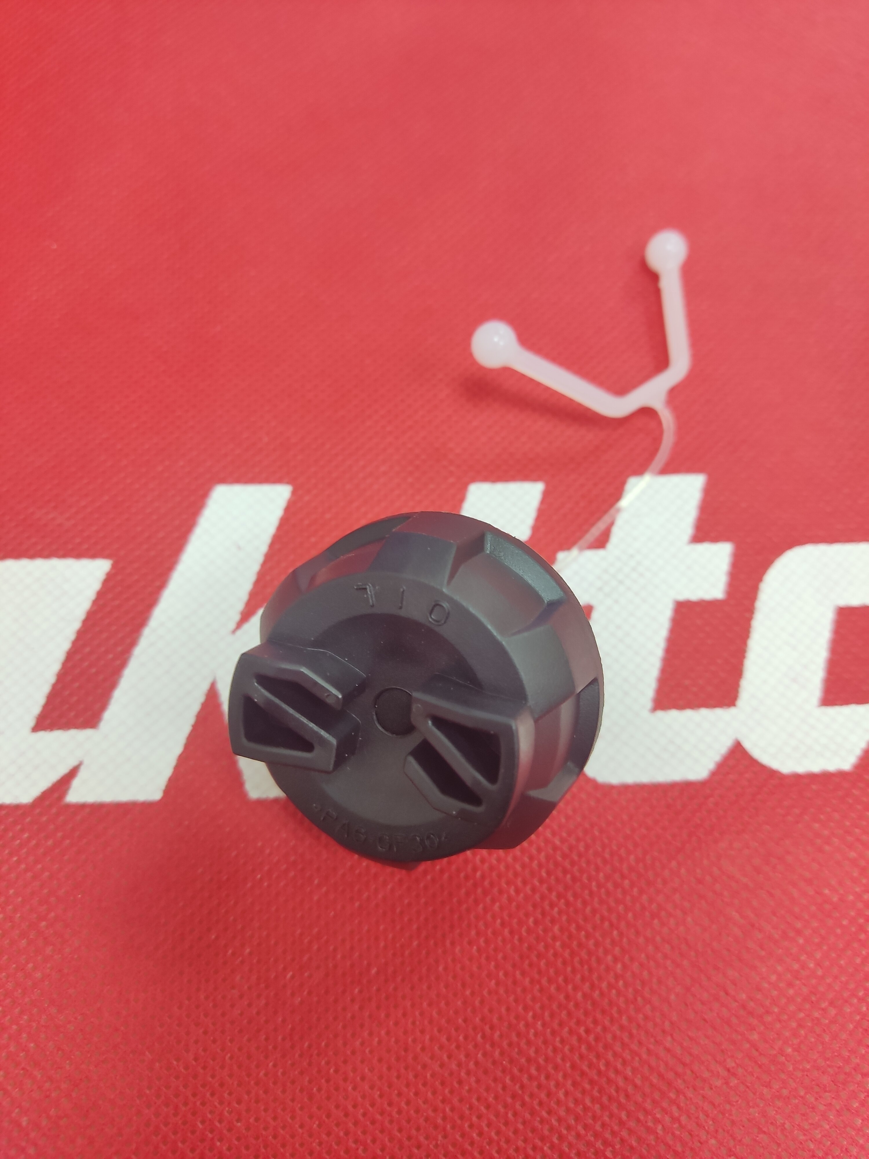 фото Крышка масляного бака для пилы Makita uc3041a/uc3541a/uc4041a