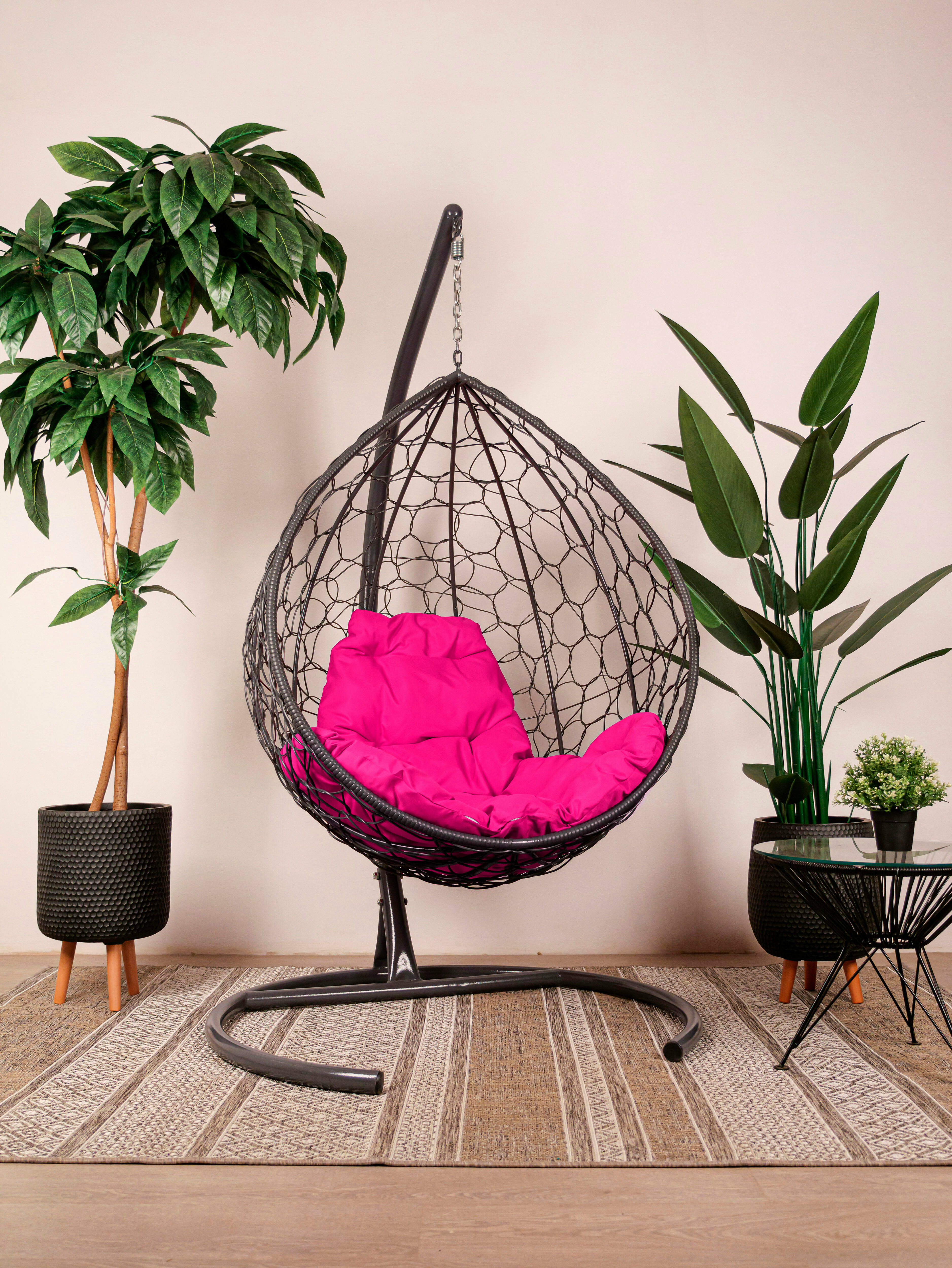 Подвесное кресло ротанг серое, розовая подушка - фотография № 1