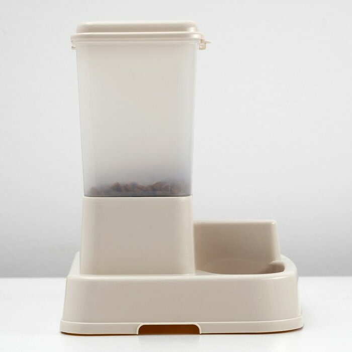 Комплекс: контейнер для корма (1,5 кг), съемная миска и поилка, бежевый - фотография № 6
