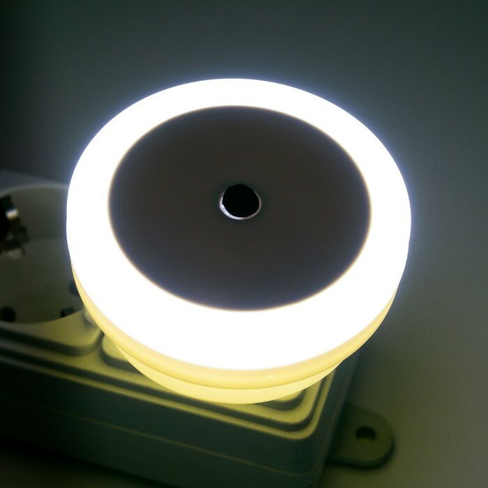 Ночник "Круг" LED реагирует на темноту, белый 6,5х6,5х5 см - фотография № 3