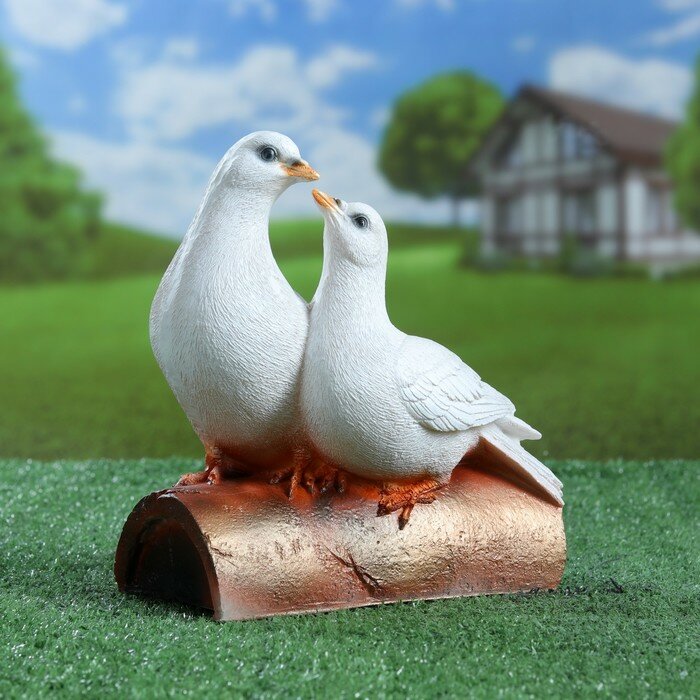 фото Садовая фигура "Голуби Пара на трубе" 21х22см