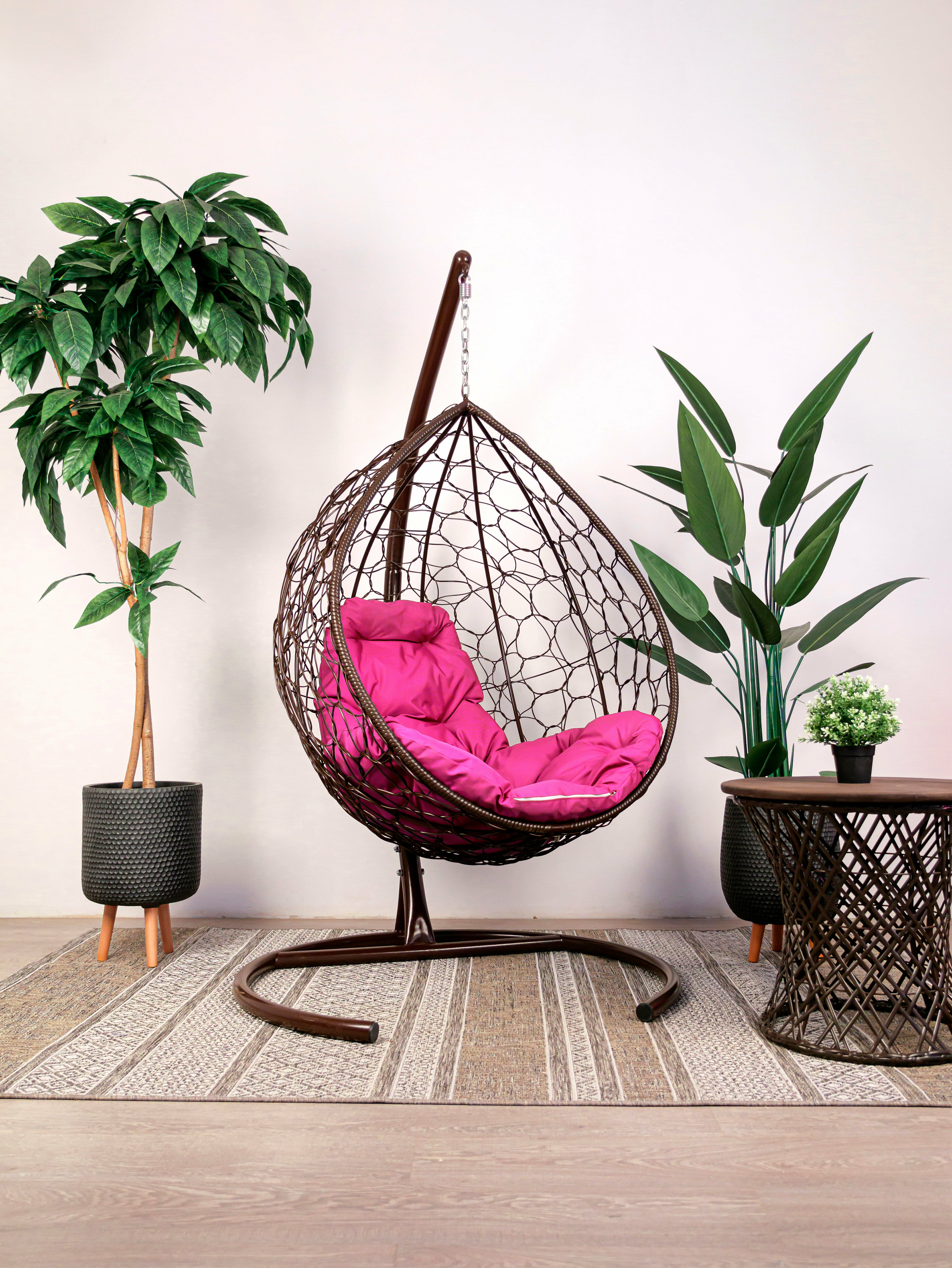 Подвесное кресло ротанг коричневое, розовая подушка - фотография № 1