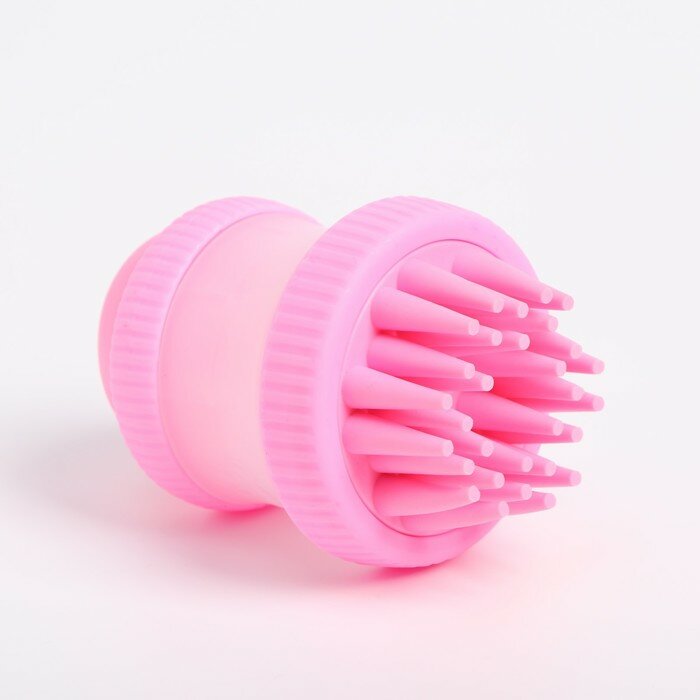 Щётка для мытья и массажа животных Пижон, с емкостью для шампуня, розовая - фотография № 1