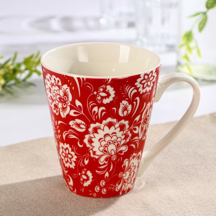 фото Кружка фарфоровая Доляна «Цветы на красном», 280 мл, цвет красный