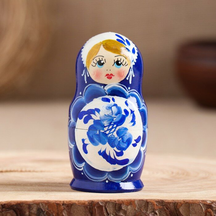 Матрёшка «Поднос гжель», синее платье, 5 кукольная, 10 см - фотография № 3