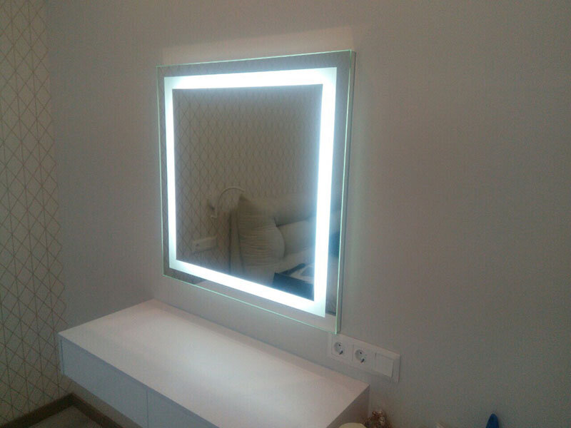 Зеркало интерьерное с подсветкой квадратное 90*90см для ванной - фотография № 2
