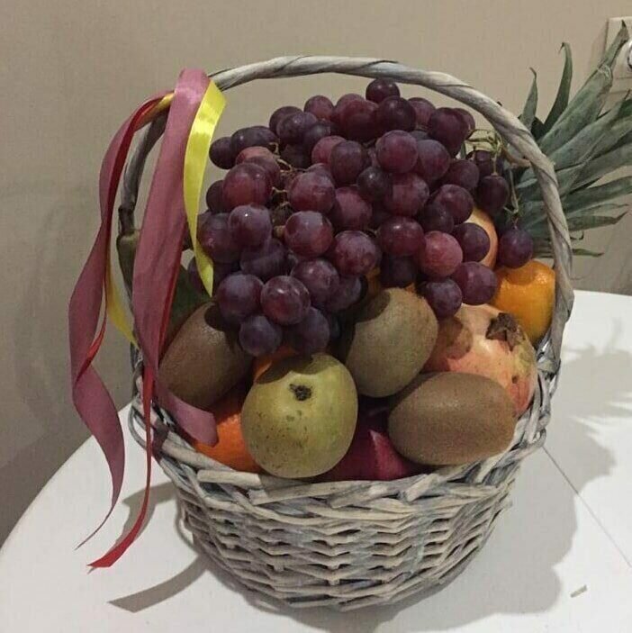 Корзина фруктов "Фруктовый ананас" от бренда "Первая Букетная"