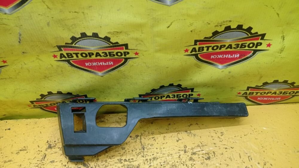 Кронштейн переднего бампера правый Ford Focus II 4M5117E856AC