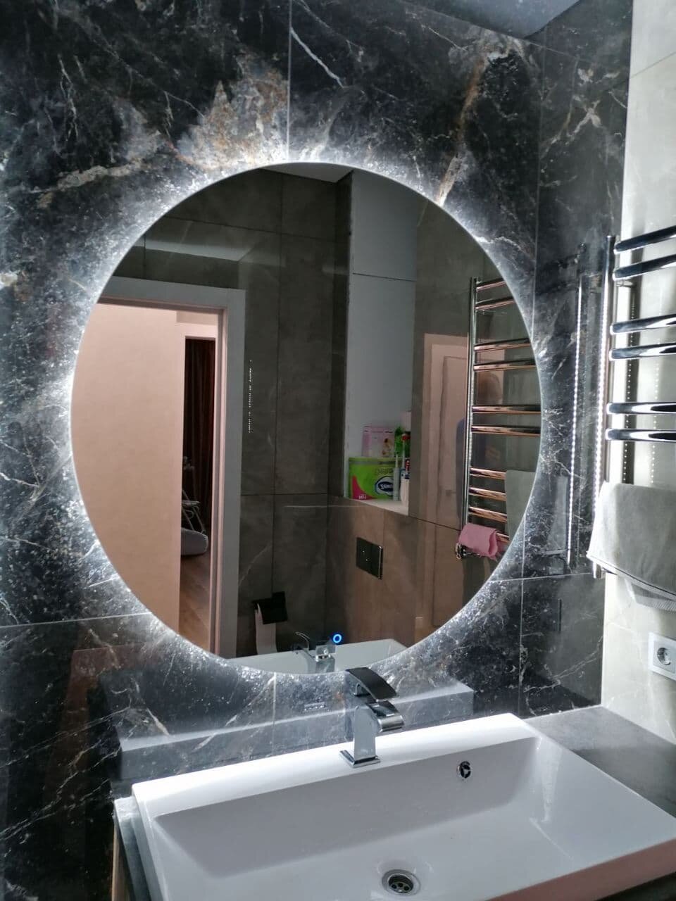 Зеркало интерьерное с подсветкой парящее круглое 150*150см для ванной сенсорное управление - фотография № 2