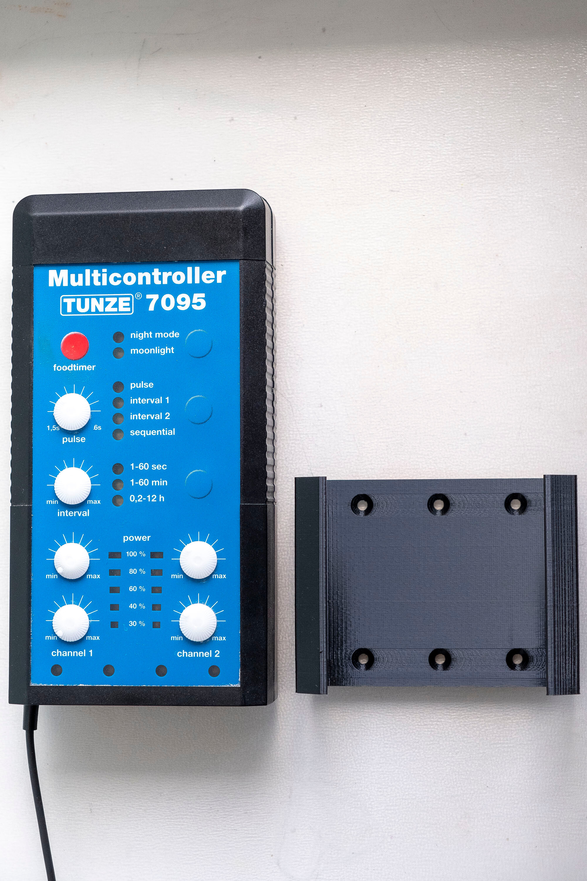 Кронштейн для крепления контроллера Tunze Multicontroller 7095, пластик, черный