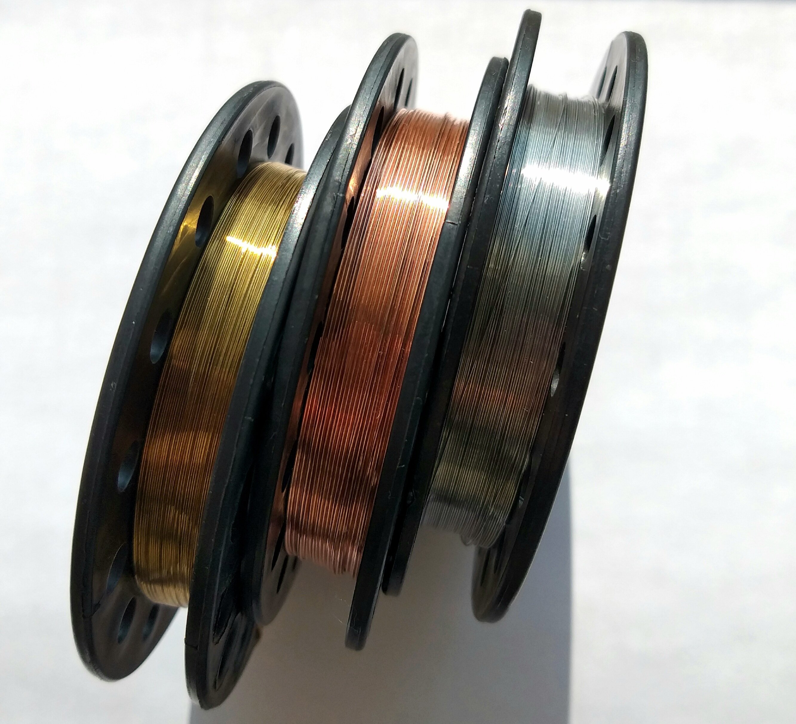 фото Набор катушек 0,5 медь 10м + 0,5 нержавейка 10м + 0,5 латунь 10м. Итого 3 катушки, Медная проволока М1 99,9% меди. Нержавеющая сталь 321 AISI321 пищевая, Латунная проволока Л63. Мягкая, для рукоделия и бисероплетения, серебренная, золотистая