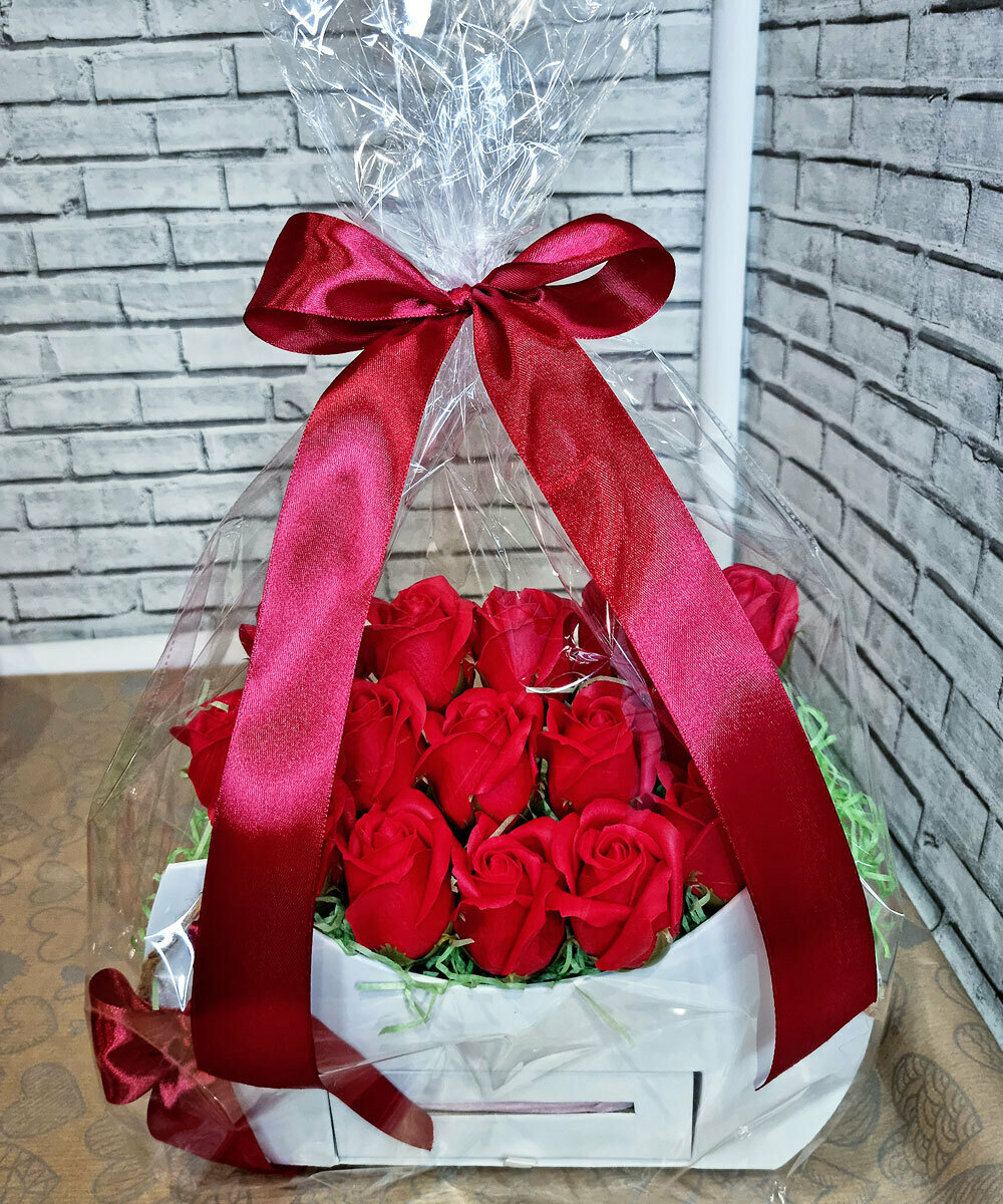 Подарочная коробка с выдвижным ящичком: 15 мыльных роз и конфеты - фотография № 2
