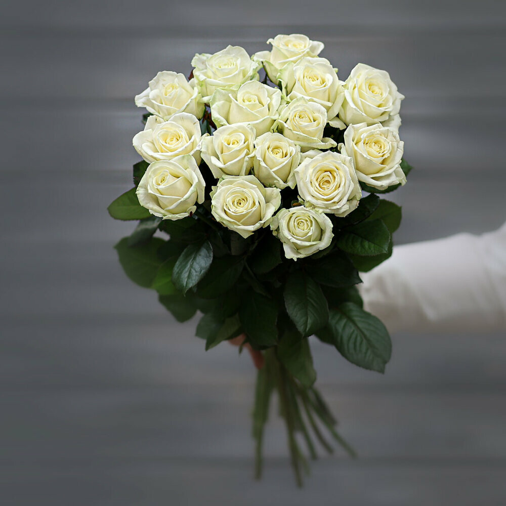 Букет из 13 белых роз (Россия) с лентой 50 см Д