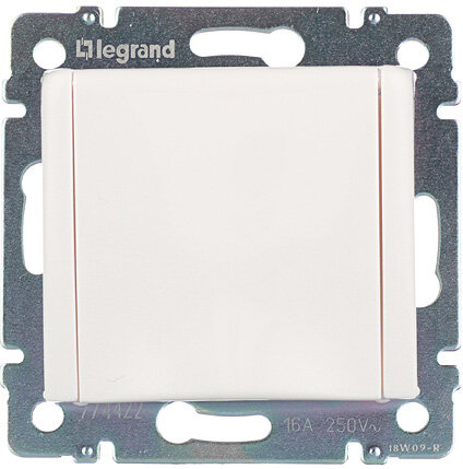 LEGRAND Valena 694270 розетка электрическая с/у с заземлением и крышкой белая
