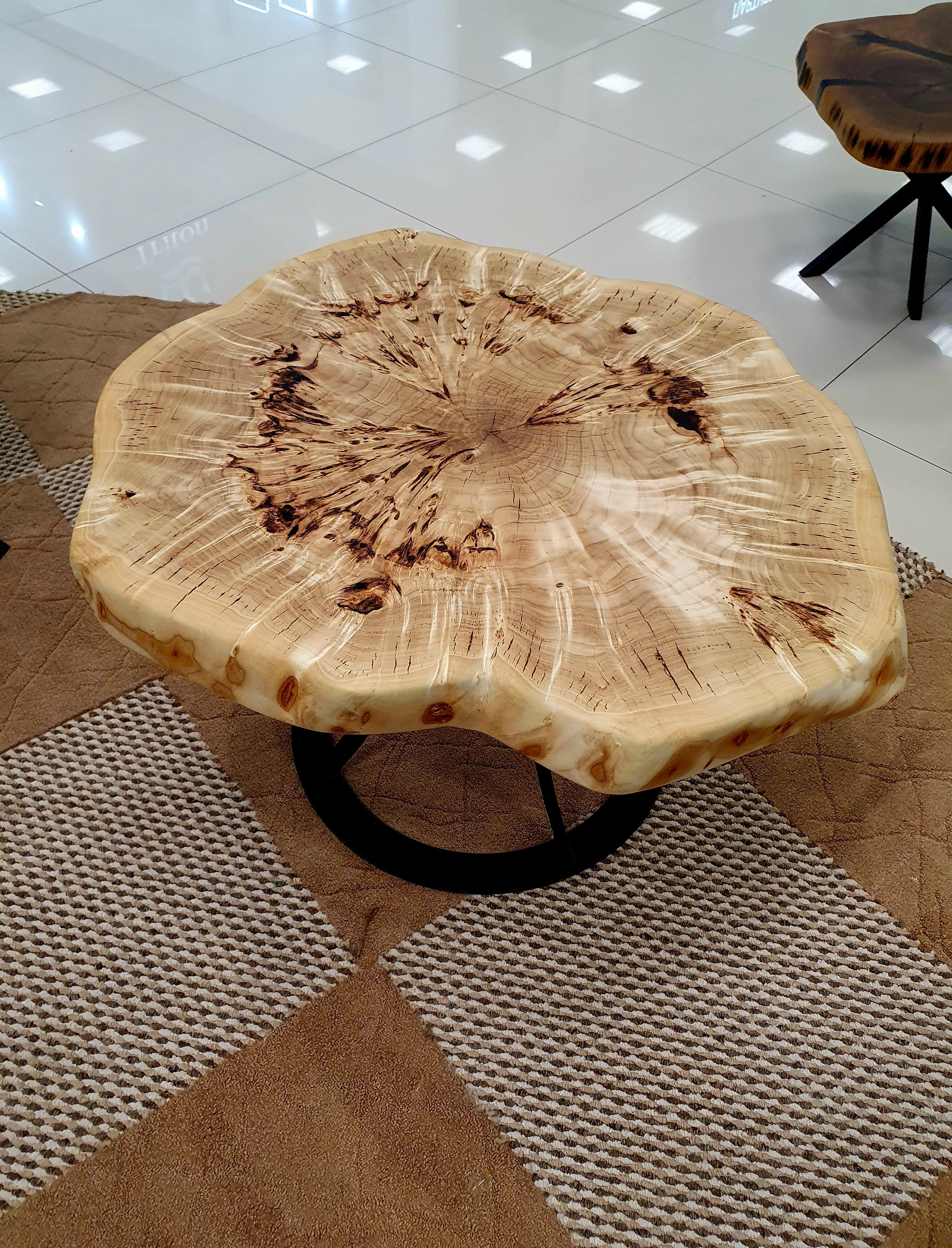 Эпоксидный журнальный столик из массива дерева. Деревянный столик лофт из эпоксидной смолы - фотография № 1
