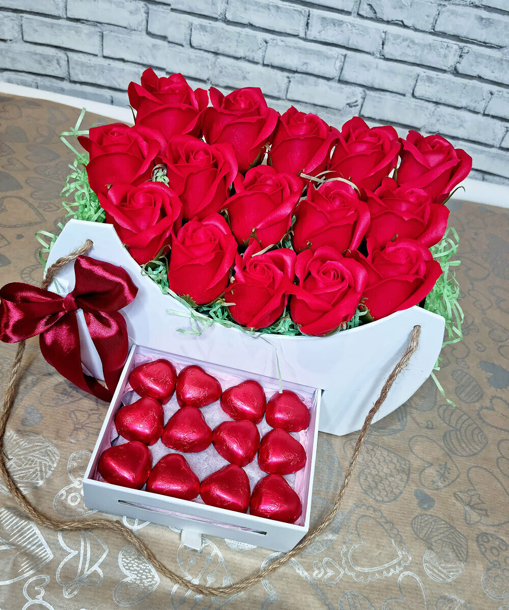 Подарочная коробка с выдвижным ящичком: 15 мыльных роз и конфеты - фотография № 1