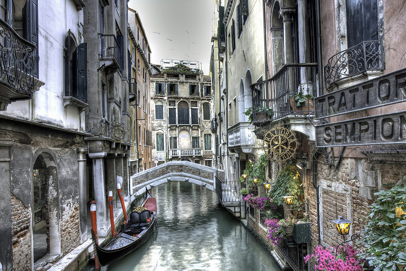 Фотообои Уютная стена "Небольшой мост и гондола на канале Венеции. Италия" 410х270 см Бесшовные Премиум (единым полотном) - фотография № 1
