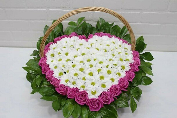 Букет из 29 роз с хризантемами в корзине в виде сердца Flawery