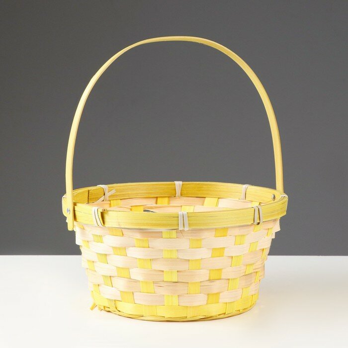 фото Корзина плетёная, бамбук, круглая, жёлтая
