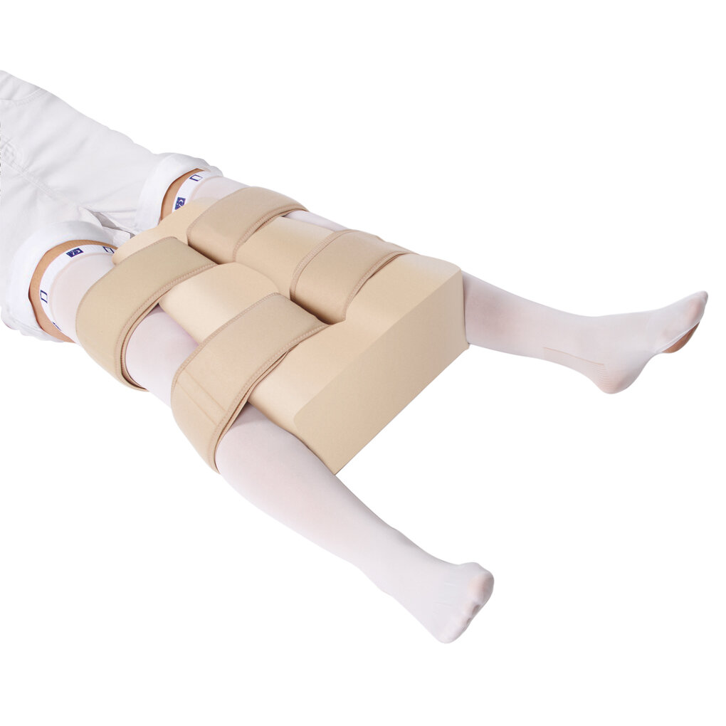 Подушка ортопедическая для ног, абдуктор Luomma LumF-529 для взрослых, бежевый - фотография № 1