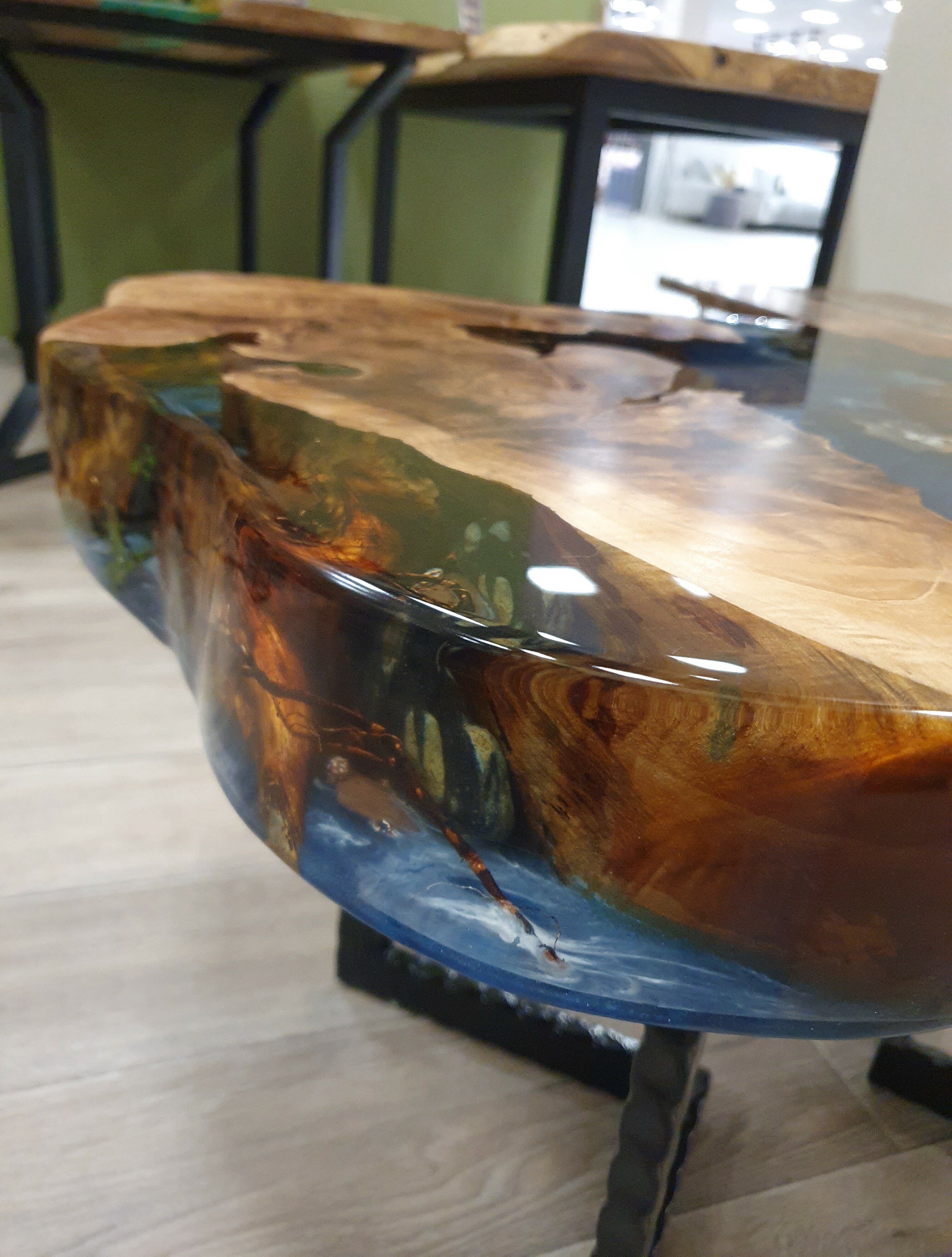 Журнальный эпоксидный столик из массива дерева с рекой из эпоксидной смолы в стиле лофт - фотография № 6