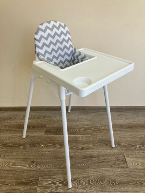 фото Стульчик для кормления белый с чехлом принт зигзаг серый