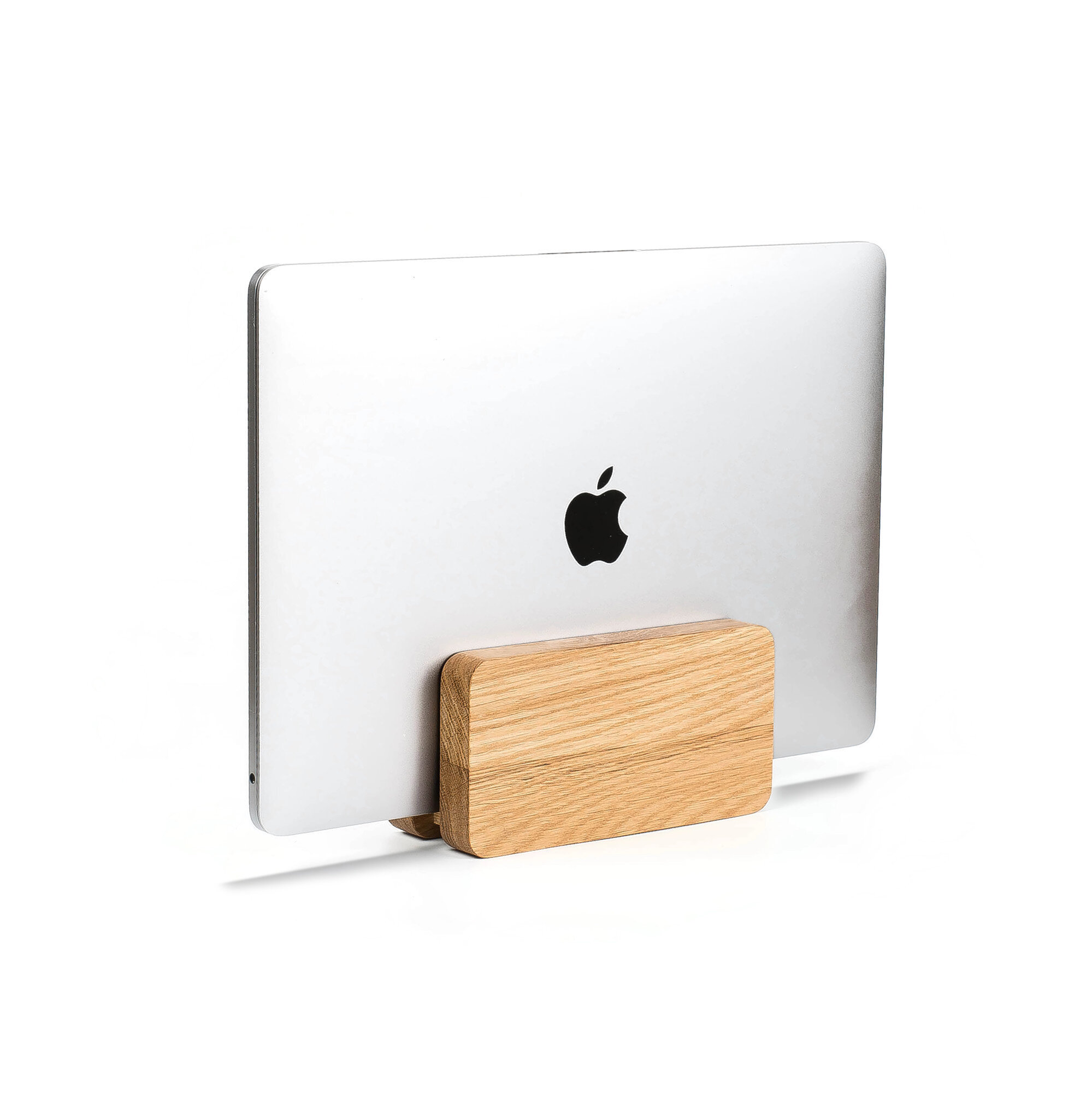 Дизайнерская подставка из дуба подойдет для любого ноутбука толщиной до 20 мм.