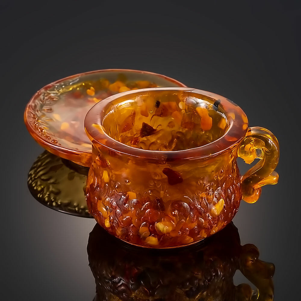Сувенирная чашка с блюдцем с кусочками натурального янтаря - фотография № 4