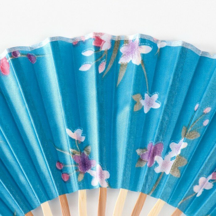 Веер бамбук, текстиль h=21 см изгиб, с кистью "Цветы" в коробке, голубой - фотография № 2