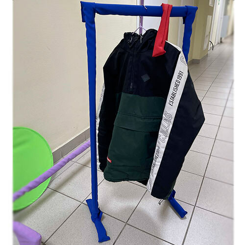 Вешалка напольная для одежды детская П-образная высота 1 м. / ширина 2 м. GOZHY (синяя) - фотография № 1
