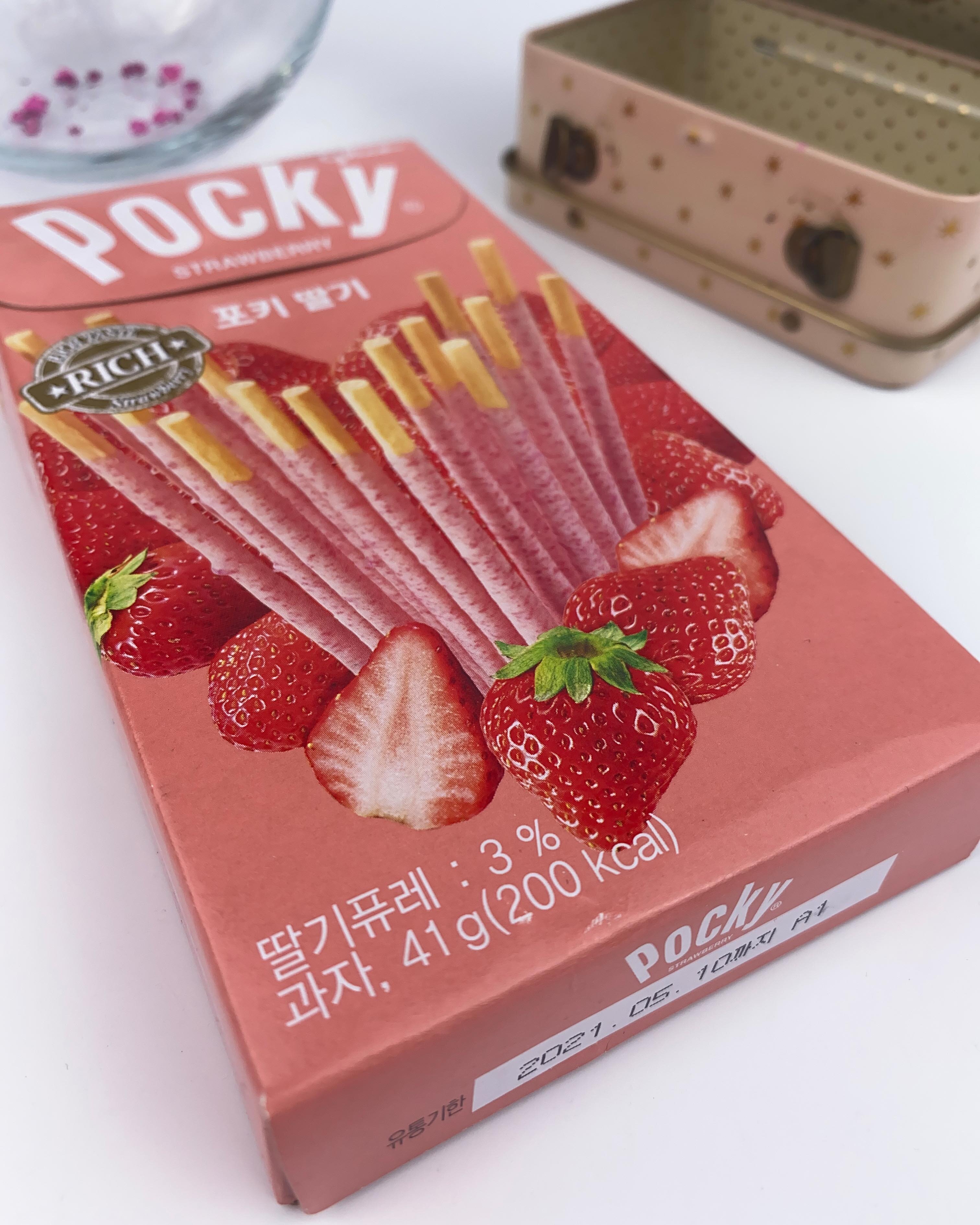 Печенье "Палочки Pocky" Поки STRAWBERRY - Клубника, 2шт, Корея / Корейские сладости - фотография № 3