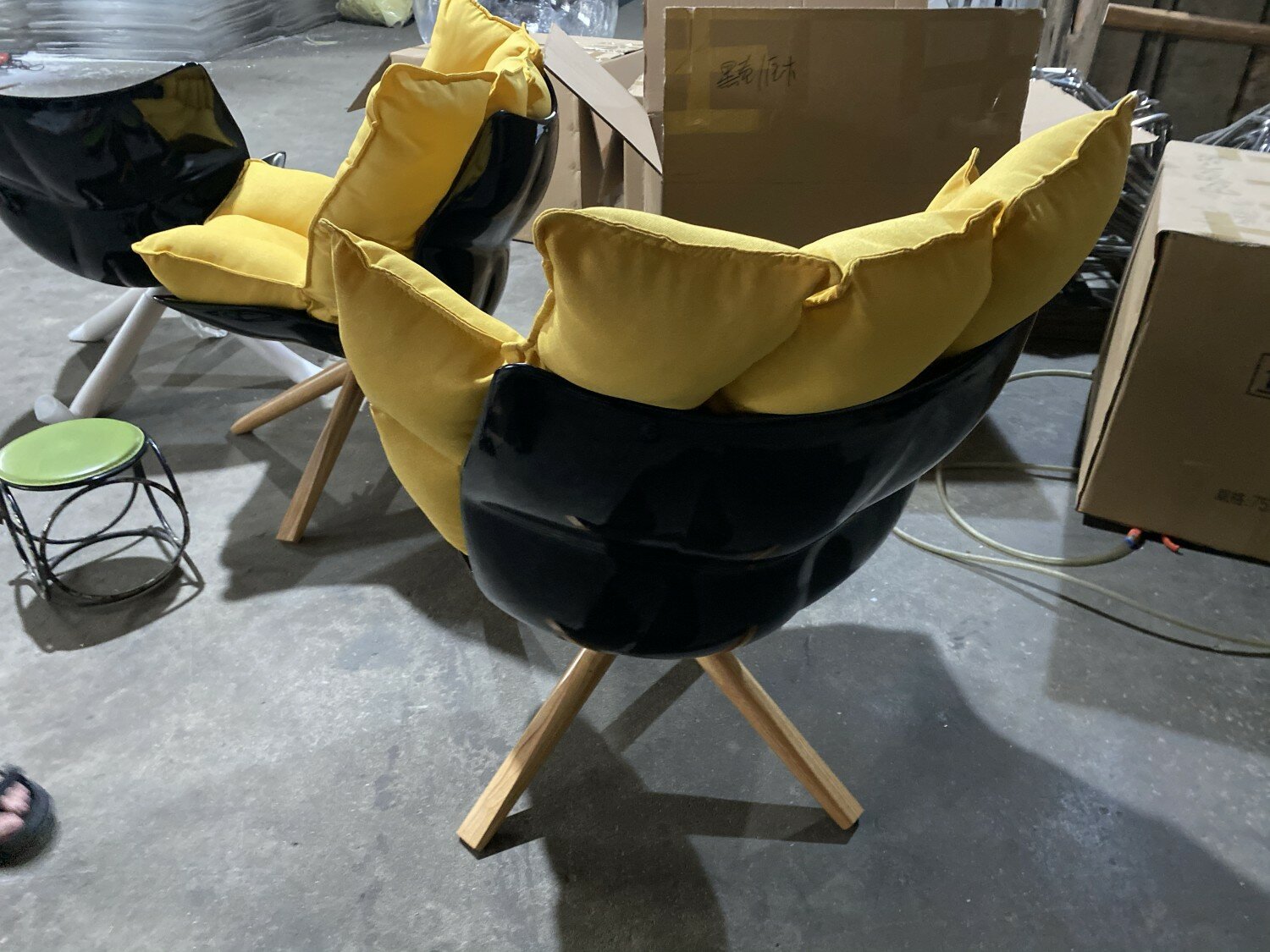 Кресло в стиле B&B ITALIA HUSK OUTDOOR (с высокой спинкой, черный пластик, ножки черное дерево + металл, черная ткань) - фотография № 4