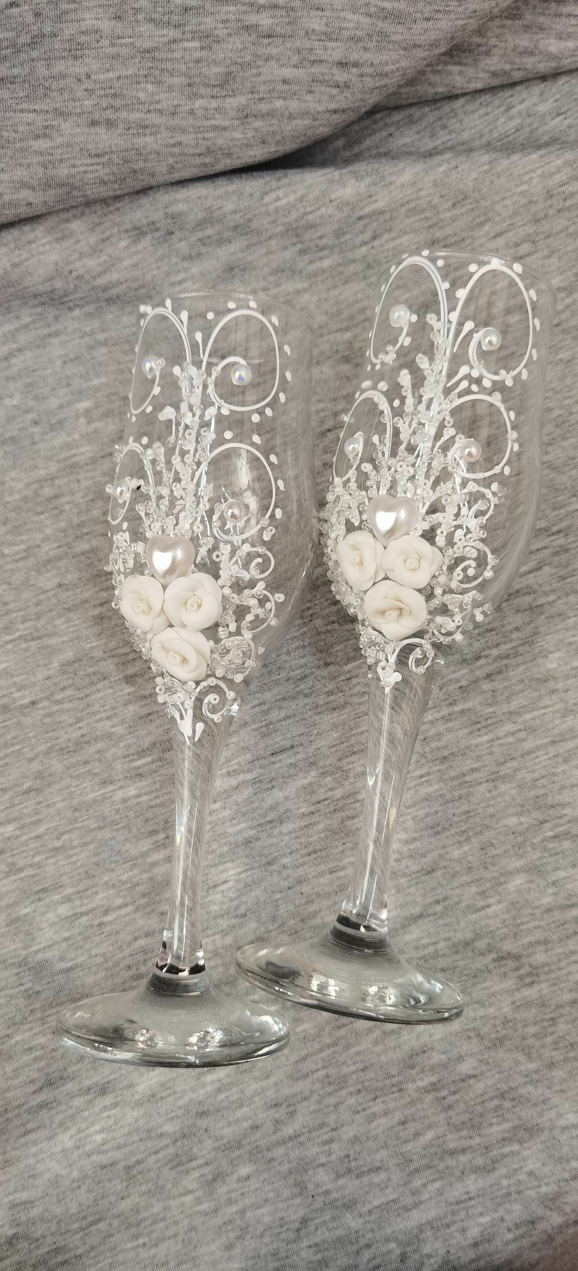 Свадебные бокалы, украшенные элементами полимерной глины