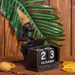 MassFamily Сувенир дерево календарь "Абориген с компьютером" 16х15х11 см