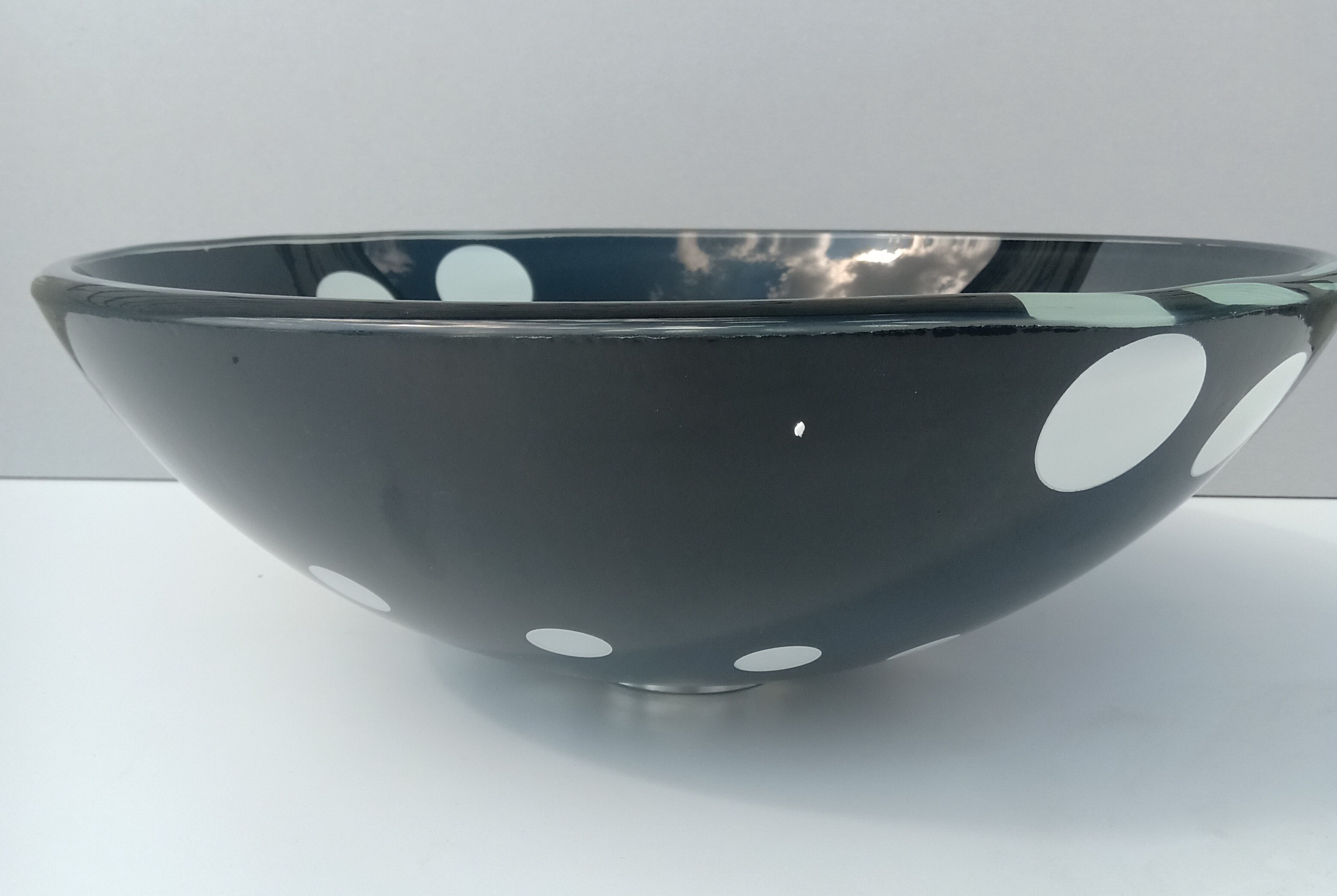 Накладная стеклянная раковина чаша (умывальник) черная, горошек - фотография № 2