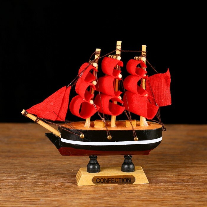 Корабль сувенирный малый «Марианна», борта с белой полосой, паруса алые, 3×10×10 см - фотография № 1
