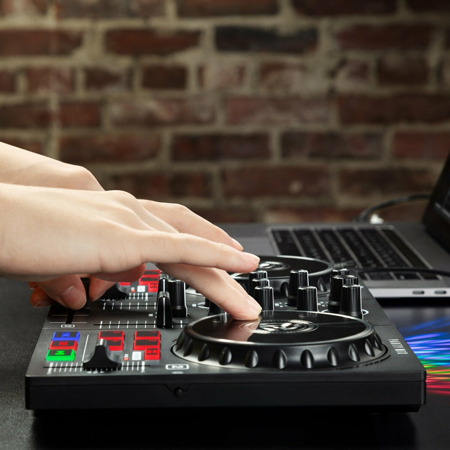 Numark Partymix II DJ-контроллер в комплекте ПО Serato