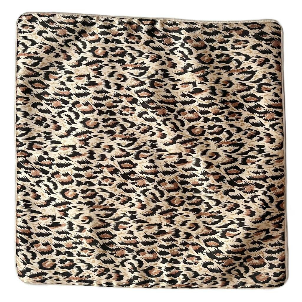 фото Индийский чехол для подушки леопардовый атласный (полиэстер, с обратной стороны однотонный на молнии, размер 40 на 40 см.), 1 шт.