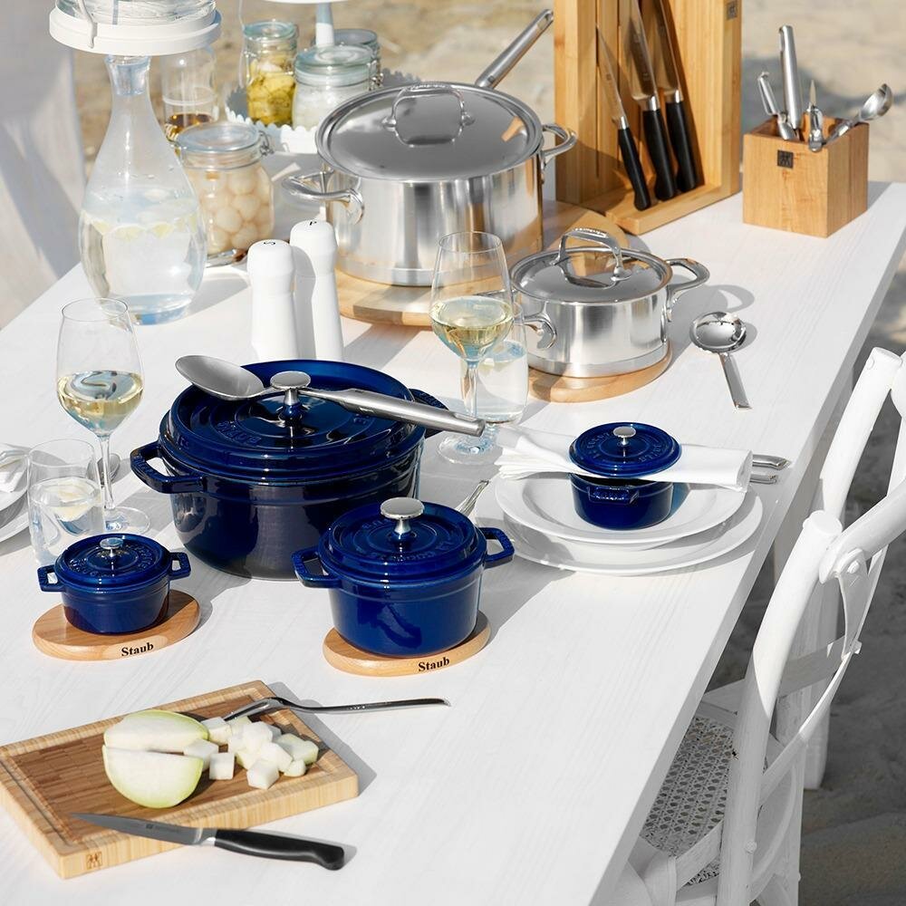 фото Кокот чугунный 24 см 3,8 л Staub темно-синий