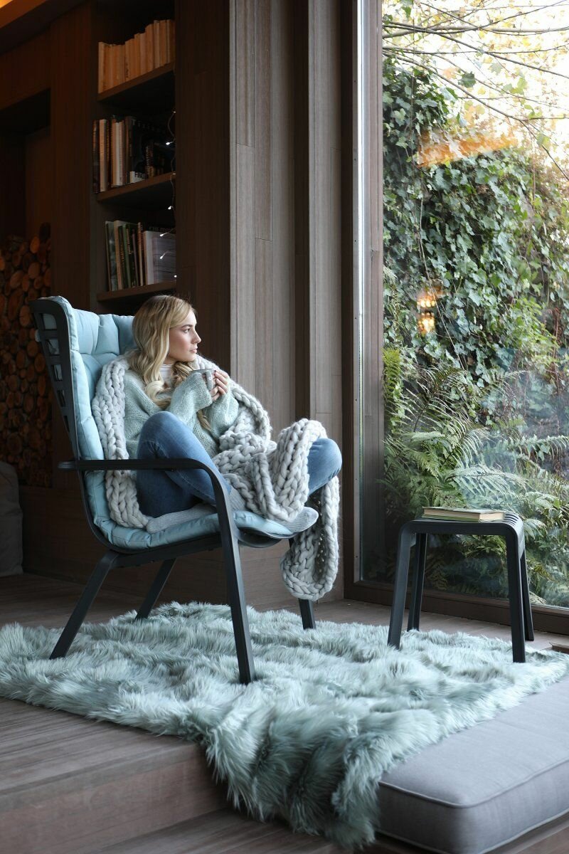 Лаунж-кресло пластиковое с подушкой ReeHouse Folio Табак, Голубой - фотография № 11