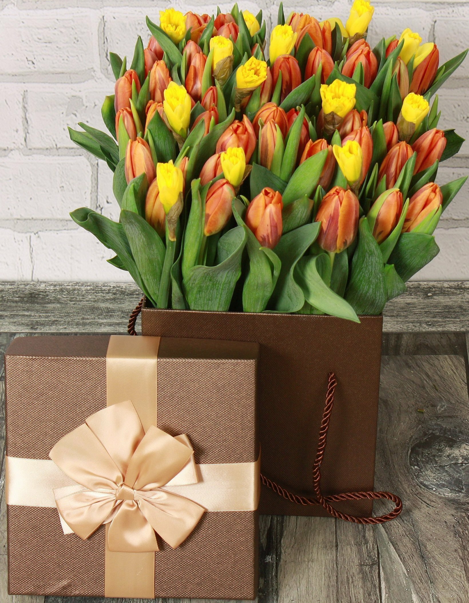 Коробка из тюльпанов и нарциссов "Притяжение чувств"