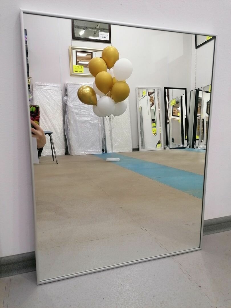 Настенное интерьерное зеркало в серебряной раме для спальни, гостиной и прихожей, в ванную комнату MIRROR MASTER, 500х500 мм - фотография № 9