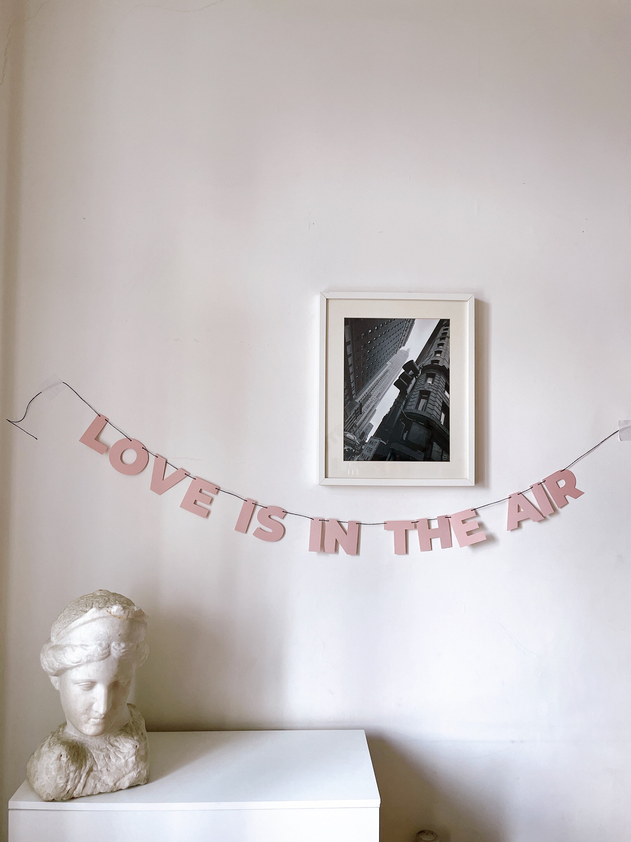 фото Черная ! Гирлянда бумажная текстовая растяжка из букв на стену love in the air