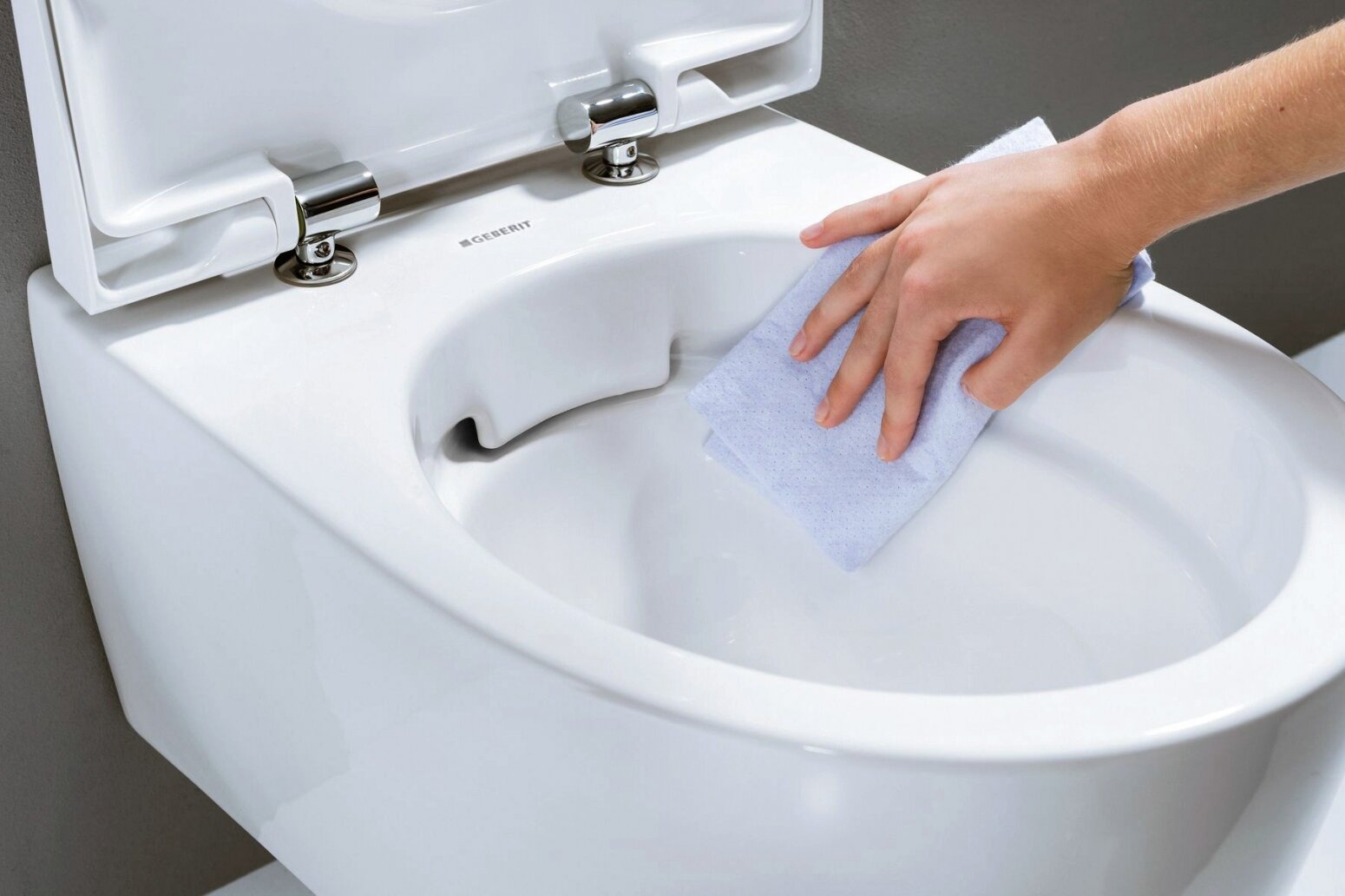 Безободковый унитаз как закрепить освежитель