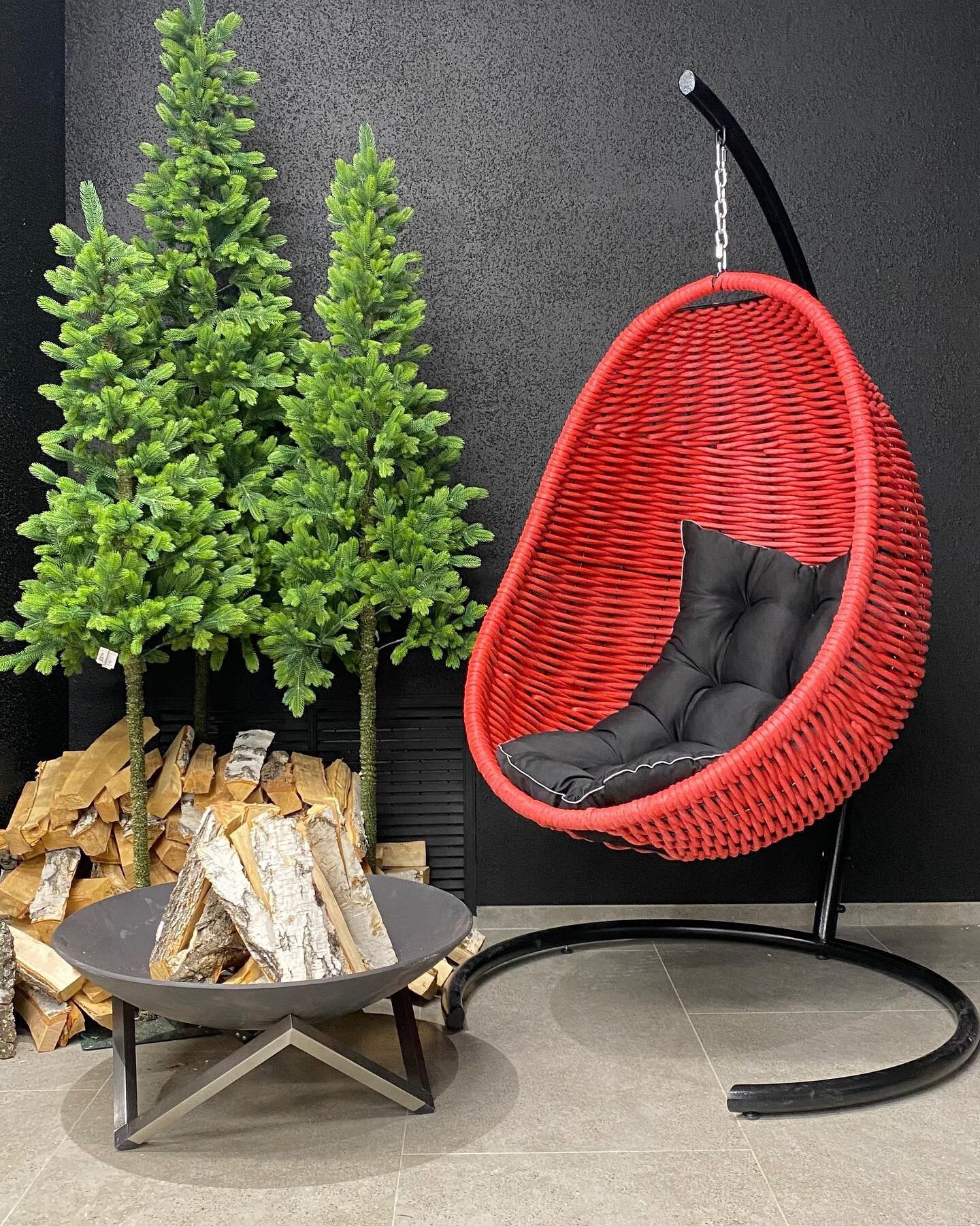 Подвесное плетеное кресло кокон красное (под заказ) для садового участка, загородной террасы или бизнеса на улице - фотография № 2