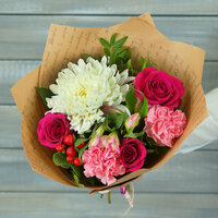Букет живых цветов из гвоздик роз хризантемы 40см