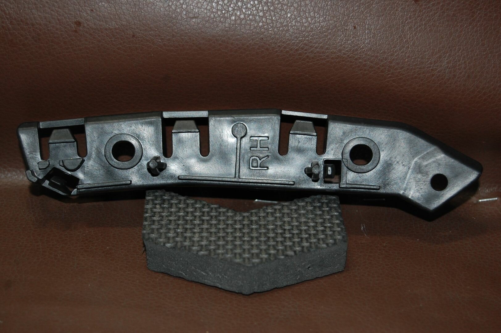 фото Кронштейн бампера переднего (правый) для Ford Focus 3 (2011-19гг) JH09FCS12018BR