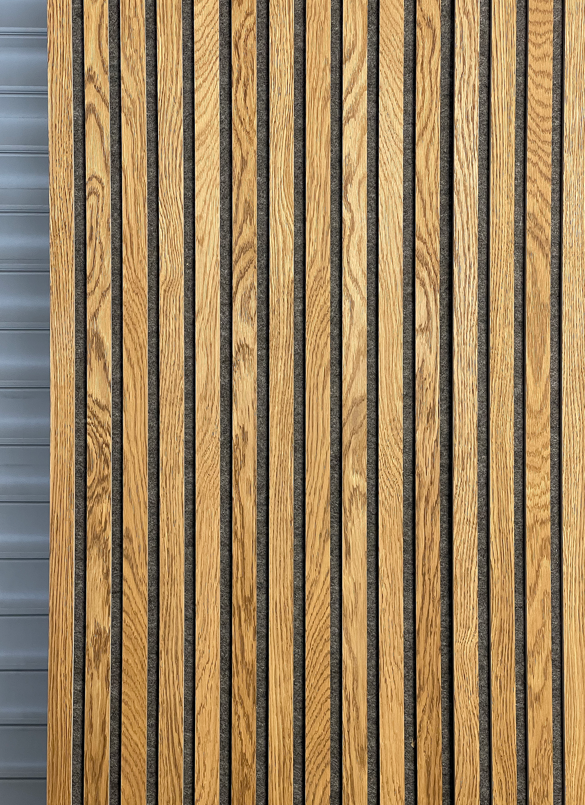 Стеновые реечные панели Akupanel – Дуб "Бурбон" на сером акустическом войлоке - фотография № 2